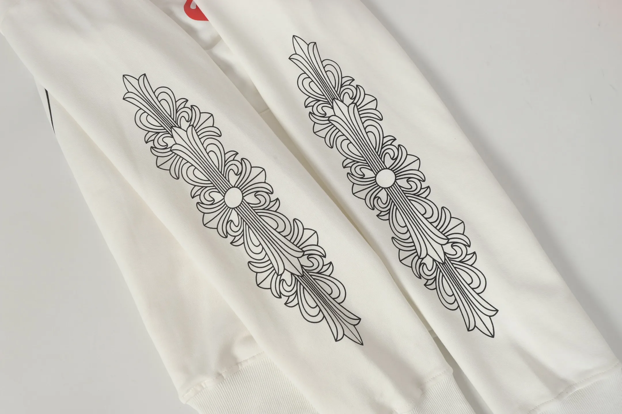 P250 cross-border model, please do not place an order if you are pursuing quality - Chrome Hearts/Chrome Heart Big Tongue👅 Printed Flower Arm Zipper Sweater Cardigan Jacket - High weight, high density and high quality. The wool is soft, delicate and skin-friendly. It feels soft and silky. It has excellent warmth and skin-friendly properties. - Custom-woven and dyed, no color difference. No matter the fabric or workmanship details, it beats the ordinary version on the market. - Hardware and zipper accessories are all customized, full of details - Color: black white -Size: S M L XL